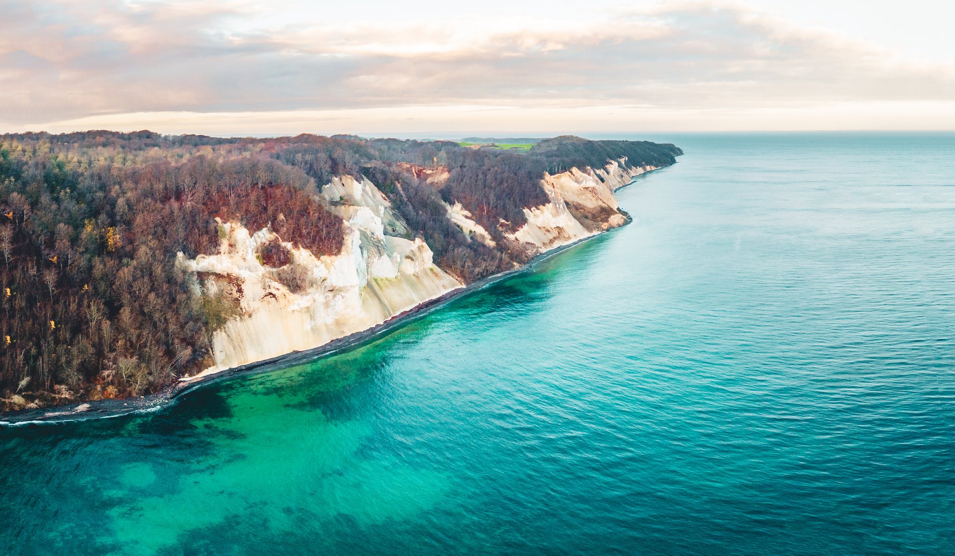 White chalk cliffs of Møns Klint above the Baltic Sea, photo Daniel Villadsen