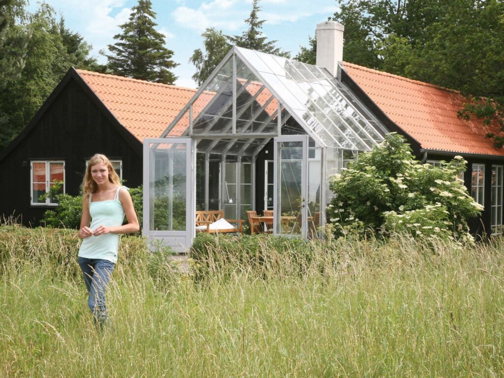 Ein Ferienhaus auf Mön im Grünen, dicht am Meer in diesem besonderne Licht.